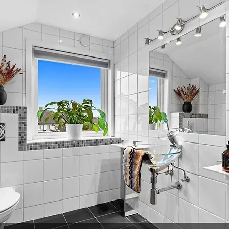 Terraced House With 4 Bedrooms Available For Ons Apartament